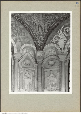 Vorderseite von Villani [https://www.deutsche-digitale-bibliothek.de/content/lizenzen/rv-ez/] Mosaikdekoration der Kuppel, der Pendentifs und der SockelzoneUnteres Register: Nischen mit Thronen und Altären. Pendentifs - Pendentif, Detail (unten: Propheten in Ädikulae), bh133680_recto. Foto: Villani.