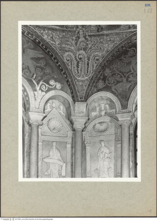 Vorderseite von Villani [https://www.deutsche-digitale-bibliothek.de/content/lizenzen/rv-ez/] Mosaikdekoration der Kuppel, der Pendentifs und der SockelzoneUnteres Register: Nischen mit Thronen und Altären. Pendentifs - Pendentif, Detail (unten: Propheten in Ädikulae), bh133681_recto. Foto: Villani.