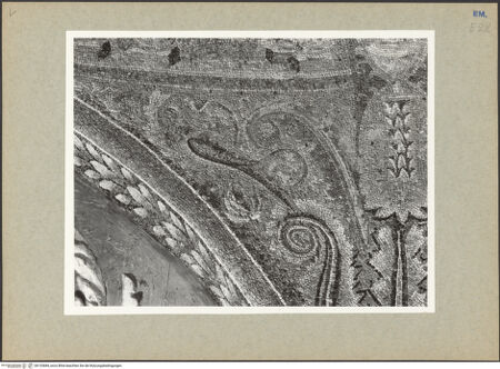 Vorderseite von Villani [https://www.deutsche-digitale-bibliothek.de/content/lizenzen/rv-ez/] Mosaikdekoration der Kuppel, der Pendentifs und der SockelzoneUnteres Register: Nischen mit Thronen und Altären. Pendentifs - Zwickel eines Pendentifs mit Vogel, bh133684_recto. Foto: Villani.