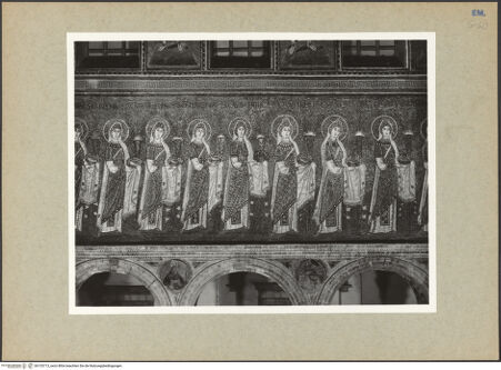 Vorderseite von Villani [https://www.deutsche-digitale-bibliothek.de/content/lizenzen/rv-ez/] Mosaiken im LanghausEvangelienseite mit weiblichen HeiligenProzession der Märtyrerinnen - Detail, die Prozession der Märtyrerinnen, bh133713_recto. Foto.