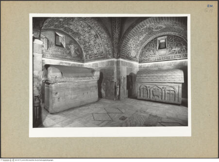 Vorderseite von Villani [https://www.deutsche-digitale-bibliothek.de/content/lizenzen/rv-ez/] Mausoleo di Galla PlacidiaInnenraum - Ansicht von Nordosten (südliche und westliche nischen), bh133715_recto. Foto: Villani.