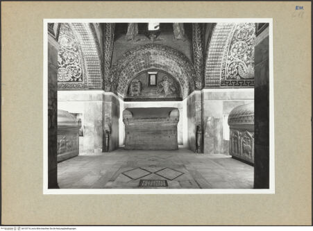 Vorderseite von Villani [https://www.deutsche-digitale-bibliothek.de/content/lizenzen/rv-ez/] Mausoleo di Galla PlacidiaInnenraum - Ansicht von Norden, bh133716_recto. Foto: Villani.