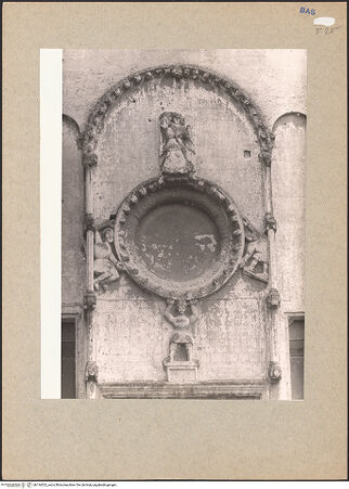 Vorderseite von Bibliotheca Hertziana [https://www.deutsche-digitale-bibliothek.de/content/lizenzen/rv-fz/] Dekoration der Westfassade: Rosenfenster und Portalrahmen - Fensterrose, bh134532_recto. Foto: Mörsch.