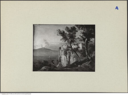 Vorderseite von ICCD [https://rightsstatements.org/page/CNE/1.0/] Steilküste mit der Kathedrale von Vico Equense - , bh134803_recto. Foto.