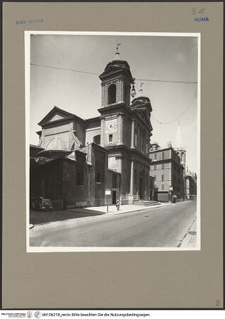 Vorderseite von ICCD [https://www.deutsche-digitale-bibliothek.de/content/lizenzen/rv-ez/] Sant'Atanasio dei Greci - Fassade in Schrägansicht, bh136218_recto. Foto.