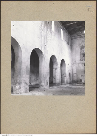 Vorderseite von Bibliotheca Hertziana [https://www.deutsche-digitale-bibliothek.de/content/lizenzen/rv-fz/] San Paride - Blick zum linken Seitenschiff, bh136869_recto. Foto.