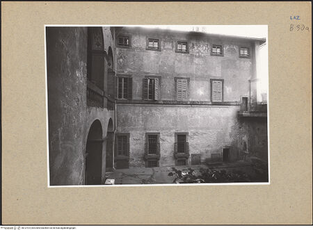 Vorderseite von ICCD [https://www.deutsche-digitale-bibliothek.de/content/lizenzen/rv-ez/] Palazzo OdescalchiWestfassadeHof mit Loggia - Ansicht der rechten Wand mit Freskendekoration, bh137414_recto. Foto.