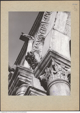 Vorderseite von Glass, Dorothy [https://www.deutsche-digitale-bibliothek.de/content/lizenzen/rv-ez/] Archivolte der mittleren Arkade - Detail, linke Seite, bh137440_recto. Foto.