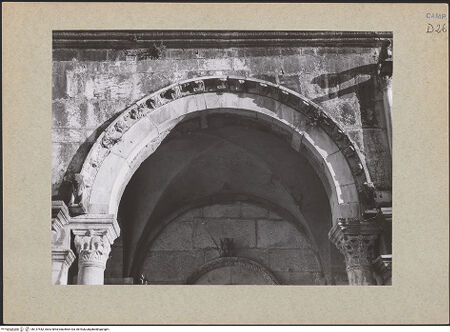 Vorderseite von Glass, Dorothy [https://www.deutsche-digitale-bibliothek.de/content/lizenzen/rv-ez/] Archivolte der linken Arkade - Gesamtansicht, bh137442_recto. Foto.