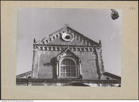 Vorderseite von Glass, Dorothy [https://www.deutsche-digitale-bibliothek.de/content/lizenzen/rv-ez/] Giebeldekoration - Gesamtansicht, bh137444_recto. Foto.