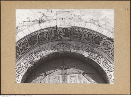 Vorderseite von Glass, Dorothy [https://www.deutsche-digitale-bibliothek.de/content/lizenzen/rv-ez/] HauptportalArchivolten mit Tieren und fantastischen Kreaturen - Mittleres Teil, bh137471_recto. Foto: Glass, Dorothy.