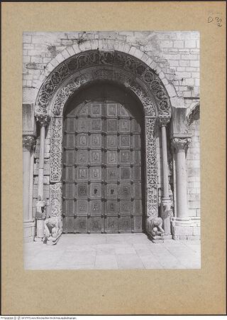 Vorderseite von Glass, Dorothy [https://www.deutsche-digitale-bibliothek.de/content/lizenzen/rv-ez/] Bronzetür - Gesamtansicht mit Portal, bh137472_recto. Foto: Glass, Dorothy.