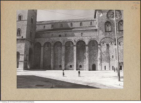 Vorderseite von Glass, Dorothy [https://www.deutsche-digitale-bibliothek.de/content/lizenzen/rv-ez/] CattedraleSüdfassade - Teilansicht der Südflanke, bh137473_recto. Foto: Glass, Dorothy.