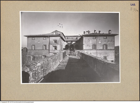 Vorderseite von ICCD [https://www.deutsche-digitale-bibliothek.de/content/lizenzen/rv-ez/] Palazzo OdescalchiWestfassade - Gesamtansicht, bh137816_recto. Foto.