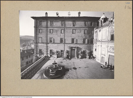 Vorderseite von ICCD [https://www.deutsche-digitale-bibliothek.de/content/lizenzen/rv-ez/] Palazzo OdescalchiOstfassade - Gesamtansicht, bh137821_recto. Foto.