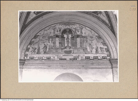 Vorderseite von ICCD [https://www.deutsche-digitale-bibliothek.de/content/lizenzen/rv-ez/] Loggia: Groteskendekoration, allegorische Figuren und Landschaften - Detail: Architektur mit Serliana-Motiv von Putti bevölkert, bh137825_recto. Foto.