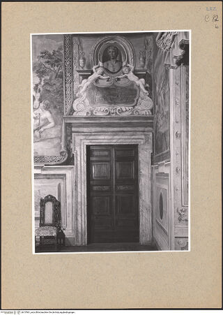 Vorderseite von ICCD [https://www.deutsche-digitale-bibliothek.de/content/lizenzen/rv-ez/] Geschichte des PhaetonVier monochrome Bildfelder mit einer ungedeuteten Opferszene und drei berühmten Paaren, darüber Portraitbüsten - Südwand, rechte Tür mit Supraporte: Adonis und Venus, bh137861_recto. Foto.