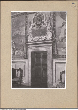 Vorderseite von ICCD [https://www.deutsche-digitale-bibliothek.de/content/lizenzen/rv-ez/] Geschichte des PhaetonVier monochrome Bildfelder mit einer ungedeuteten Opferszene und drei berühmten Paaren, darüber Portraitbüsten - Ostwand, Supraporte (rechts): Opferszene, bh137863_recto. Foto.