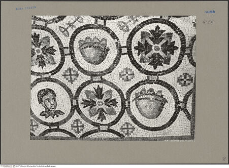 Vorderseite von Sopr.Mon.Lazio [https://www.deutsche-digitale-bibliothek.de/content/lizenzen/rv-ez/] Clipeus Mosaik mit männlichen Brustbildern, Blütenornamenten und römischen Figuren - Detail, bh137988_recto. Foto.