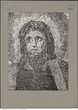 Vorderseite von Sopr.Mon.Lazio [https://www.deutsche-digitale-bibliothek.de/content/lizenzen/rv-ez/] Römisches Mosaik mit dem thronenden Christus, der Petrus eine geschlossene Schriftrolle oder einen Schlüssel überreicht - Detail, bh138298_recto. Foto.