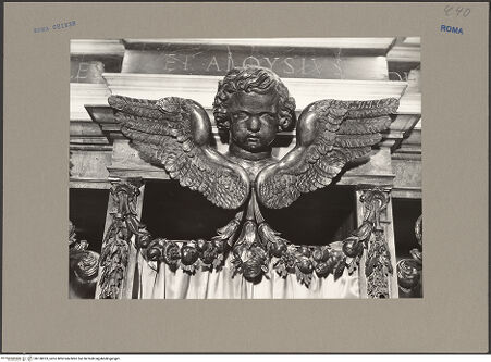 Vorderseite von Sopr. Mon. Laz. [https://www.deutsche-digitale-bibliothek.de/content/lizenzen/rv-ez/] Grabmal des Ercole und des Luigi Bolognetti - Detail: Cherubim unter dem Giebel, bh138323_recto. Foto.