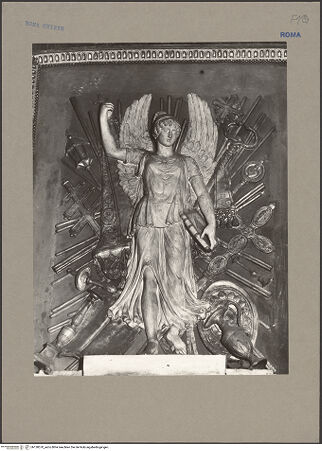 Vorderseite von Sopr. Mon. Laz. [https://www.deutsche-digitale-bibliothek.de/content/lizenzen/rv-ez/] Kapellenausstattung mit Stuckengeln, Lorbeerzweigen und Bouquets aus u.a. Waffen und liturgischen Gegenständen - Detail: Engel vor kirchlichen Gegenständen, bh138570_recto. Foto.