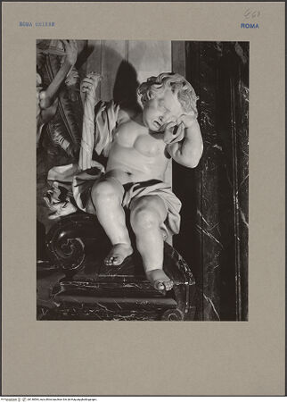 Vorderseite von Sopr. Mon. Laz. [https://www.deutsche-digitale-bibliothek.de/content/lizenzen/rv-ez/] Grabmal für Camillo Del Corno - Detail: rechter Putto, bh138584_recto. Foto.