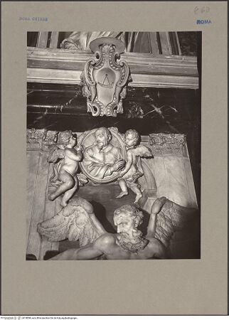 Vorderseite von Sopr. Mon. Laz. [https://www.deutsche-digitale-bibliothek.de/content/lizenzen/rv-ez/] Grabmal für Giulio Del Corno - Detail: Wappen und Medaillon mit Porträt des Verstorbenen, bh138588_recto. Foto.