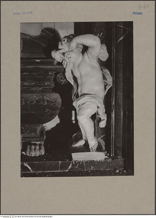 Vorderseite von Sopr. Mon. Laz. [https://www.deutsche-digitale-bibliothek.de/content/lizenzen/rv-ez/] Grabmal für Giulio Del Corno - Detail: rechter Putto am Sarkophag, bh138589_recto. Foto.