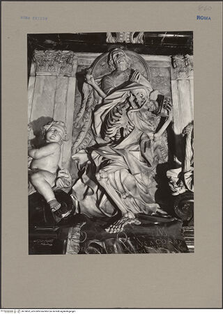 Vorderseite von Sopr. Mon. Laz. [https://www.deutsche-digitale-bibliothek.de/content/lizenzen/rv-ez/] Grabmal für Camillo Del Corno - Detail in Unteransicht: Figuren des Tod und Verstorbenen, bh138592_recto. Foto.