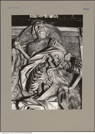 Vorderseite von Sopr. Mon. Laz. [https://www.deutsche-digitale-bibliothek.de/content/lizenzen/rv-ez/] Grabmal für Camillo Del Corno - Detail in Unteransicht: Oberkörper des Tod und Verstorbener, bh138593_recto. Foto.