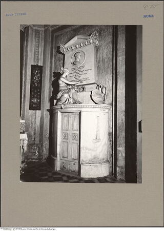 Vorderseite von Sopr. Mon. Laz. [https://www.deutsche-digitale-bibliothek.de/content/lizenzen/rv-ez/] Grabmal für Giuseppe Conte Cini (gest. 1830) - Gesamtansicht mit Nischenädikula (Maria), bh138596_recto. Foto.