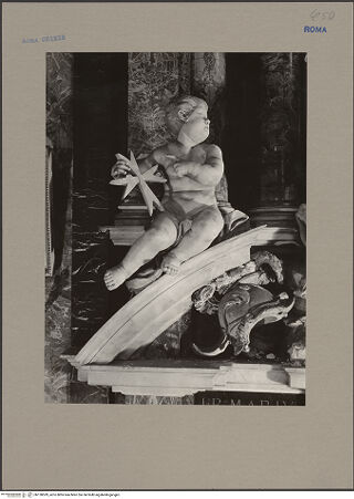 Vorderseite von Sopr. Mon. Laz. [https://www.deutsche-digitale-bibliothek.de/content/lizenzen/rv-ez/] Grabmal des Mario Bolognetti - Detail: linker Putto, bh138599_recto. Foto.