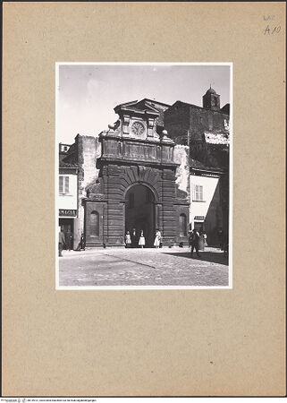 Vorderseite von ICCD [https://www.deutsche-digitale-bibliothek.de/content/lizenzen/rv-ez/] Porta San Francesco - Ansicht von Südosten, bh139101_recto. Foto.