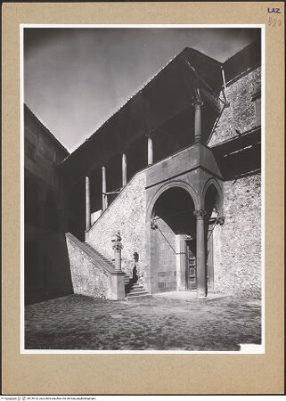 Vorderseite von ICCD [https://www.deutsche-digitale-bibliothek.de/content/lizenzen/rv-ez/] Castello Orsini & Castello Orsini-OdescalchiCortile Principale - Nordflügel, Detail: Treppe, bh139162_recto. Foto.