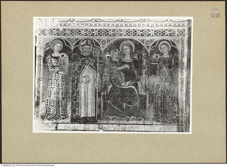 Vorderseite von ICCD [https://www.deutsche-digitale-bibliothek.de/content/lizenzen/rv-ez/] HeiligendarstellungenThronende Madonna umgeben von Heiligen - Gesamtansicht, bh139193_recto. Foto.