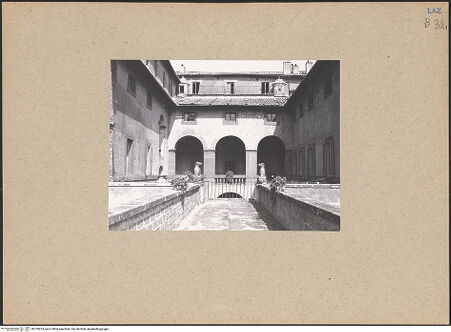 Vorderseite von Vollmer [https://www.deutsche-digitale-bibliothek.de/content/lizenzen/rv-ez/] Palazzo OdescalchiWestfassade - Detail: Hofloggia, bh139263_recto. Foto.