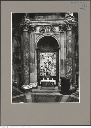 Vorderseite von ICCD [https://www.deutsche-digitale-bibliothek.de/content/lizenzen/rv-ez/] Sant'Agnese in Agone - Südöstlicher Vierungspfeiler, 1. Kapelle links mit Altar des heiligen Eustachius, bh139445_recto. Foto.