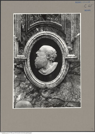 Vorderseite von ICCD [https://www.deutsche-digitale-bibliothek.de/content/lizenzen/rv-ez/] Rahmendekoration mit Porträtmedaillons von Kirchenvätern im Profil - Detail: der heilige Hieronymus (?), bh139481_recto. Foto.