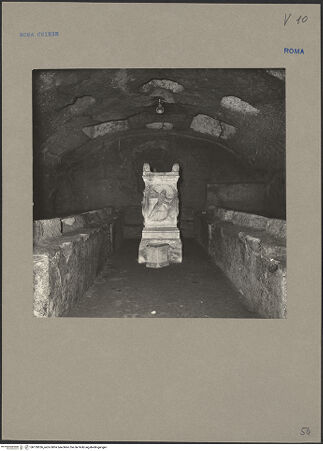 Vorderseite von Sopr.Mon.Laz. [https://www.deutsche-digitale-bibliothek.de/content/lizenzen/rv-ez/] San ClementeMithrasheiligtum - , bh139536_recto. Foto.