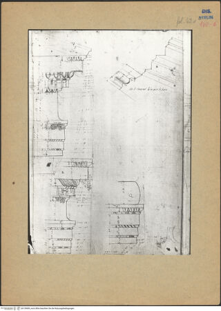 Vorderseite von Kunstbibliothek [https://www.deutsche-digitale-bibliothek.de/content/lizenzen/rv-ez/] Codex Destailleur DDiocletians-Thermen: Skizze eines Gebälks mit fasziertem Architrav, Gesims und Profil der Soffite - , bh139689_recto. Foto.