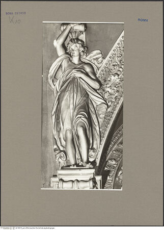 Vorderseite von unbekannt [https://rightsstatements.org/page/CNE/1.0/] Stuckdekoration des Gewölbes - Detail: Trägerfigur, bh140015_recto. Foto: Rigamonti.