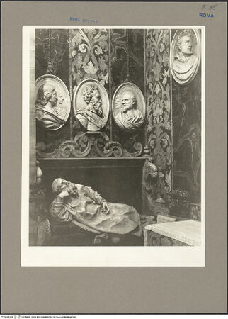 Vorderseite von unbekannt [https://www.deutsche-digitale-bibliothek.de/content/lizenzen/rv-ez/] KapellenaussstattungGrabmonument des Bernardino Spada - Liegefigur und Bildnismedaillons, bh140080_recto. Foto.