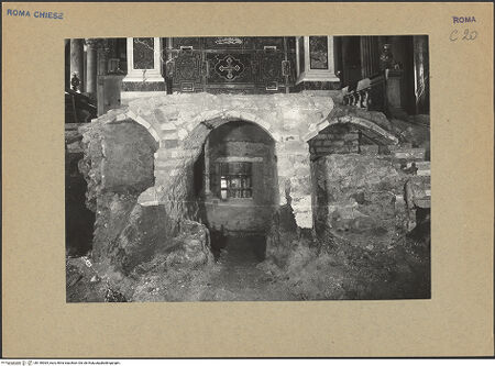 Vorderseite von P.C.A.S. [https://www.deutsche-digitale-bibliothek.de/content/lizenzen/rv-ez/] Sant'Agnese fuori le MuraInnenraumChor und Apsis - Die Krypta unter dem Chor während Ausgrabungen, bh140965_recto. Foto.
