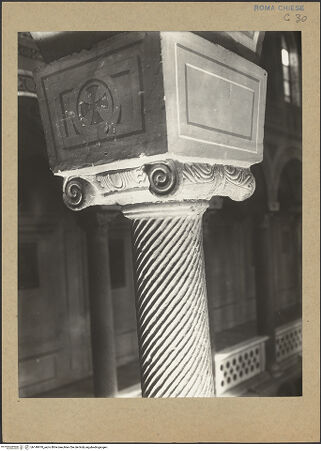 Vorderseite von P. C. A. S. [https://www.deutsche-digitale-bibliothek.de/content/lizenzen/rv-ez/] Sant'Agnese fuori le MuraInnenraumNarthex / westliche Vorhalle - Narthex, Gallerie, ionisches Kapitell, bh140970_recto. Foto.