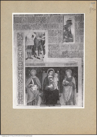 Vorderseite von ICCD [https://www.deutsche-digitale-bibliothek.de/content/lizenzen/rv-ez/] Thronende Madonna mit den Aposteln Bartholomäus und Jakobus Major - Gesamtansicht, darüber Fragment mit männlichen Figuren, bh141936_recto. Foto.