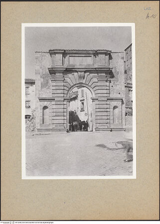 Vorderseite von Sopr. Mon. Laz. [https://www.deutsche-digitale-bibliothek.de/content/lizenzen/rv-ez/] Porta San Francesco - Ansicht von Südosten, bh142486_recto. Foto.