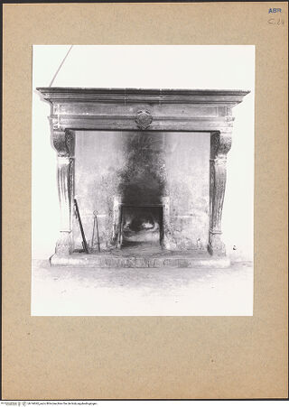 Vorderseite von Bibliotheca Hertziana [https://www.deutsche-digitale-bibliothek.de/content/lizenzen/rv-fz/] Kamin mit einem Portraitmedaillon Kaiser Karls V. - Gesamtansicht, frontal, bh144042_recto. Foto.