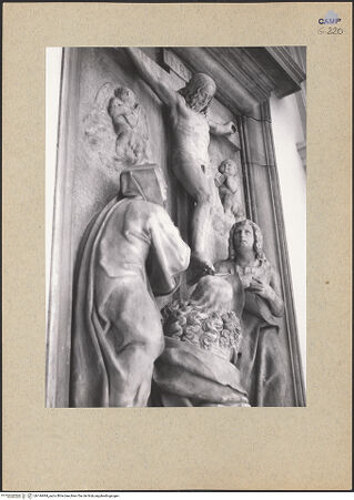 Vorderseite von Blak [https://www.deutsche-digitale-bibliothek.de/content/lizenzen/rv-ez/] Der Gekreuzigte mit Maria, Magdalena und Johannes - Schrägansicht von unten, bh144494_recto. Foto.