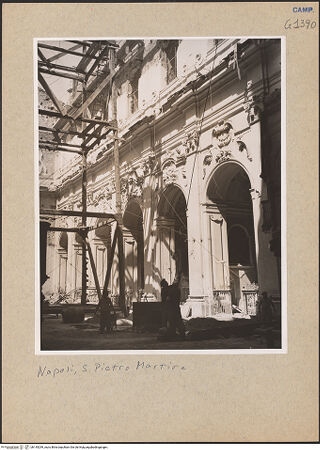 Vorderseite von unbekannt [https://www.deutsche-digitale-bibliothek.de/content/lizenzen/rv-fz/] San Pietro Martire - Blick, Kapelle rechts, bh145299_recto. Foto.